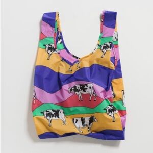 Grazing cows standard Baggu